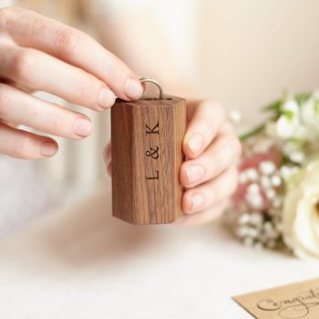 Personalised_Wedding_ring_stand_walnut_mijmoj_3145